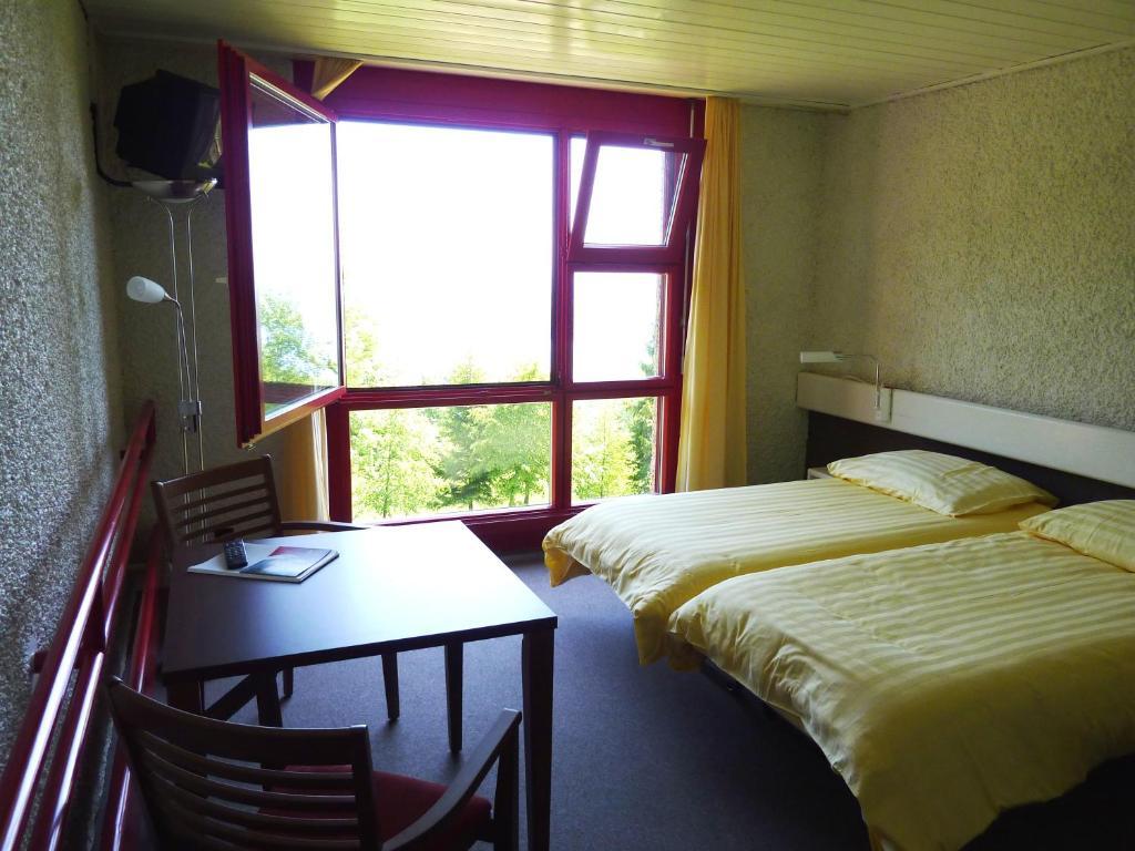 Hotel Twannberg Neuchâtel Oda fotoğraf